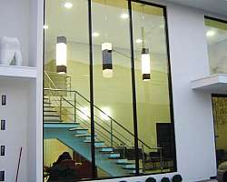 Fachada de muro com vidro espelhado