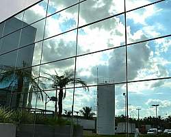 Fachada de muro com vidro espelhado