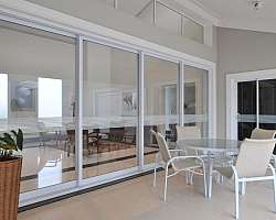 Instalação de janela de madeira Instalação de janela de madeira