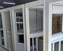 Instalação de janela de madeira