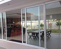 Instalação de janela de madeira Instalação de janela de madeira