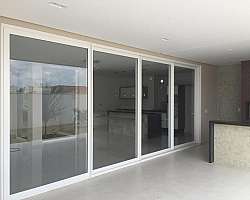 Instalação de janela de madeira Instalação de janela de madeira