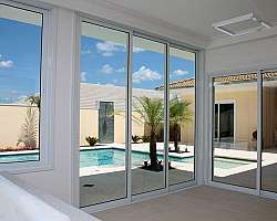 Instalação de janela de madeira Instalação de janela de madeira