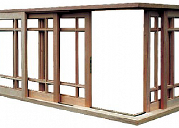 Instalação de janela de madeira