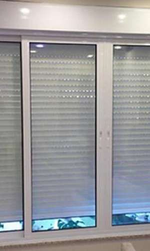 Janela com persiana automatizada Janela com persiana automatizada