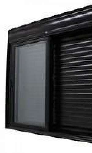 Janela com persiana integrada automática preta Janela com persiana integrada automática preta