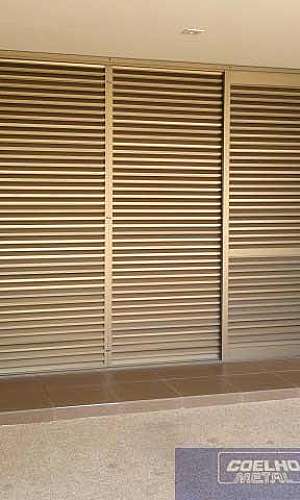 Janela de alumínio com veneziana Janela de alumínio com veneziana