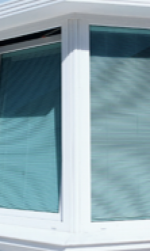 Janela de PVC com veneziana Janela de PVC com veneziana