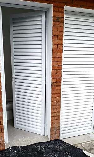 Porta de Alumínio Veneziana Branca Porta de Alumínio Veneziana Branca